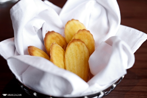 Freshly made Madelines with crunchy exterior and soft texture inside