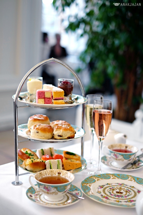 Royal Afternoon Tea set with a glass of champagne GBP 32-36/ person