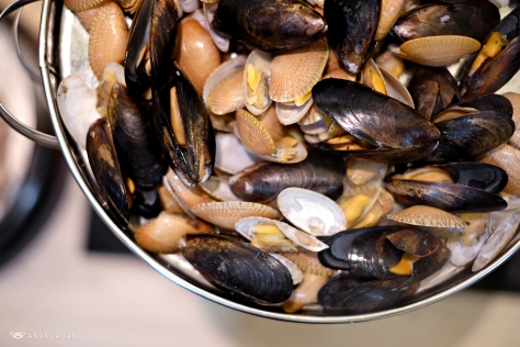 Live Clams & Black Mussels